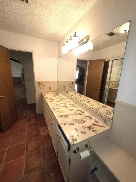 Bath - 1303 Ebeling Dr, Plainview, TX 79072 photo 3 of 6