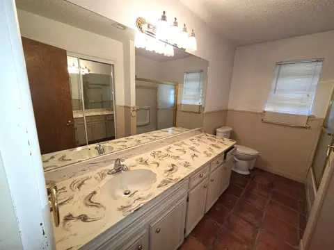 Bath - 1303 Ebeling Dr, Plainview, TX 79072 photo 1 of 6