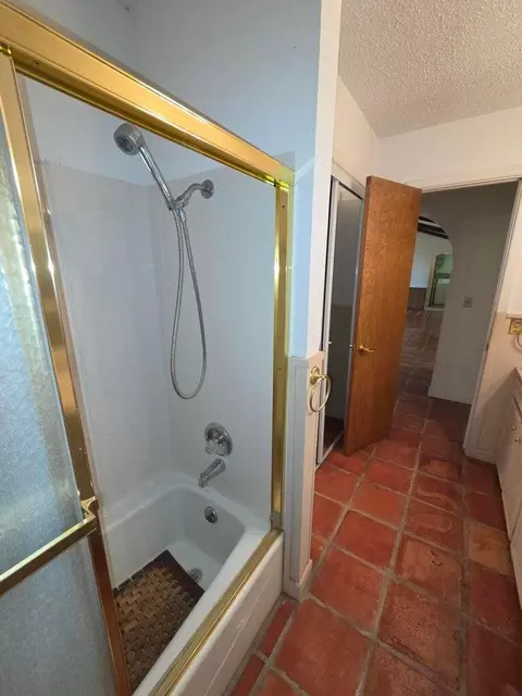 Bath - 1303 Ebeling Dr, Plainview, TX 79072 photo 2 of 6