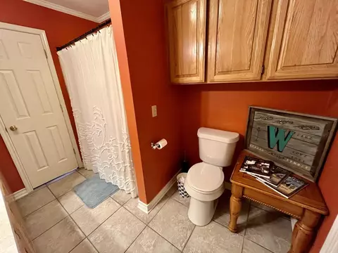 Bath - 1942 Co Rd 135, Plainview, TX 79072 photo 6 of 6