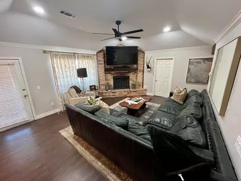 Living - 1942 Co Rd 135, Plainview, TX 79072 photo 2 of 3