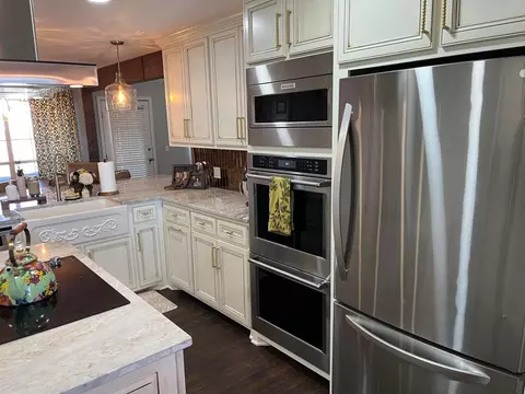 Kitchen - 1942 Co Rd 135, Plainview, TX 79072 photo 3 of 7