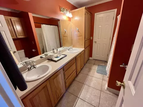 Bath - 1942 Co Rd 135, Plainview, TX 79072 photo 5 of 6