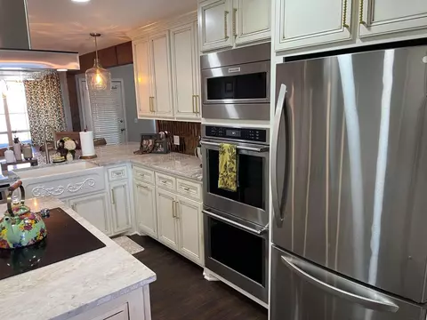 Kitchen - 1942 Co Rd 135, Plainview, TX 79072 photo 3 of 7