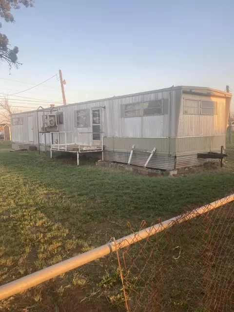 1202 S 3rd St, Brownfield, TX 79316