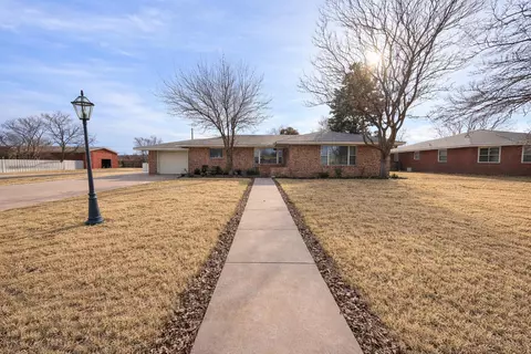 501 W 1st St, Hale Center, TX 79041