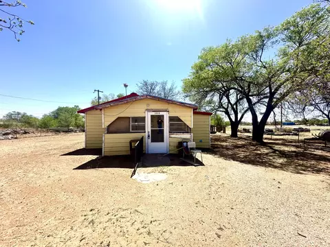 1313 S 3rd St, Tahoka, TX 79373