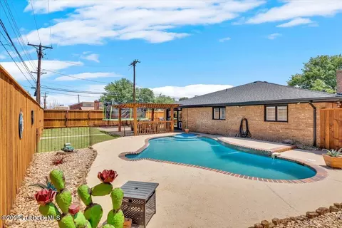2022 Buffalo Dr, Levelland, TX 79336