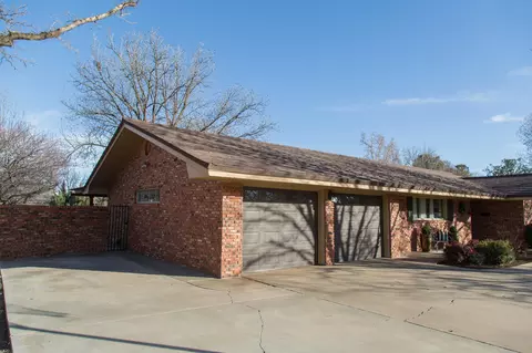 1406 Amarillo St, Plainview, TX 79072 photo 3