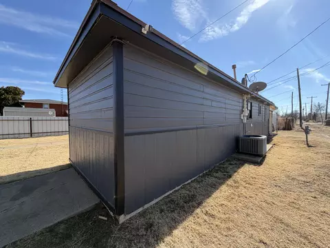Exterior - 1705 W 16th St, Plainview, TX 79072 photo 1 of 3