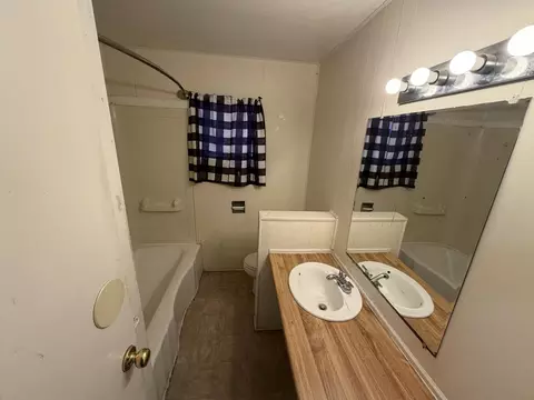 Bath - 1705 W 16th St, Plainview, TX 79072 photo 2 of 2
