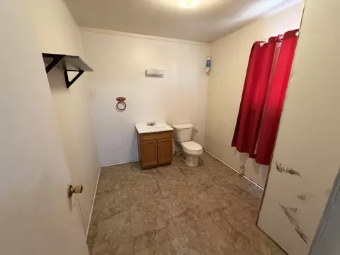 Bath - 1705 W 16th St, Plainview, TX 79072 photo 1 of 2