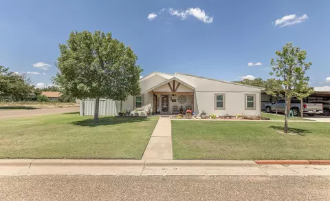 450 S 12th St, Slaton, TX 79364