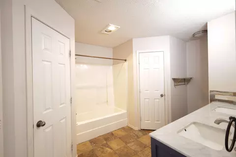 Bath - 6533 86th St, Lubbock, TX 79424 photo 1 of 3