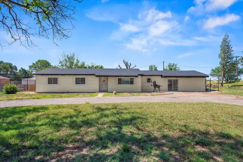 102 3rd St, Plains, TX 79355