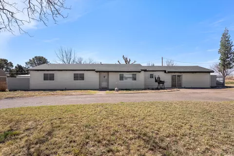 102 3rd St, Plains, TX 79355