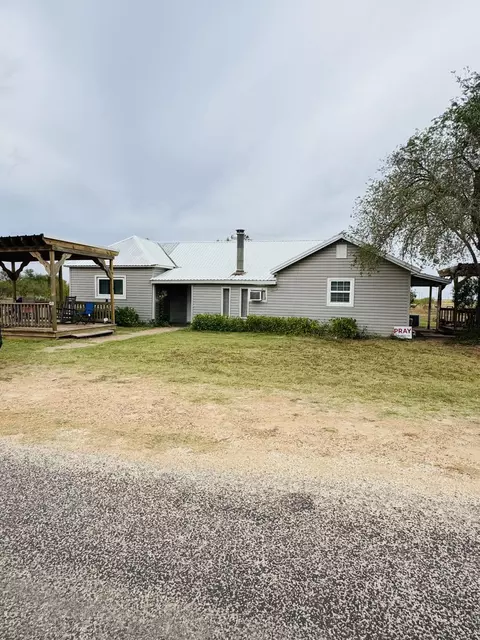 472 S Goodall Ave, Jayton, TX 79528