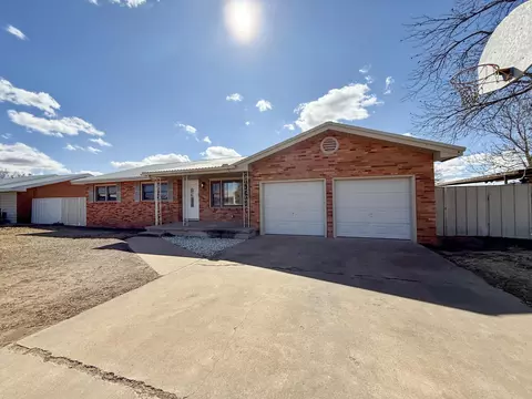 505 17th St, Seagraves, TX 79359