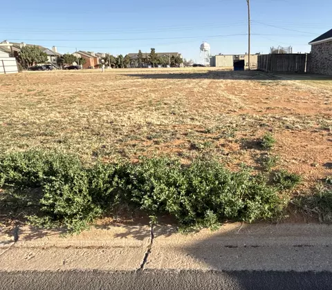 1310 Oxford St, Slaton, TX 79364