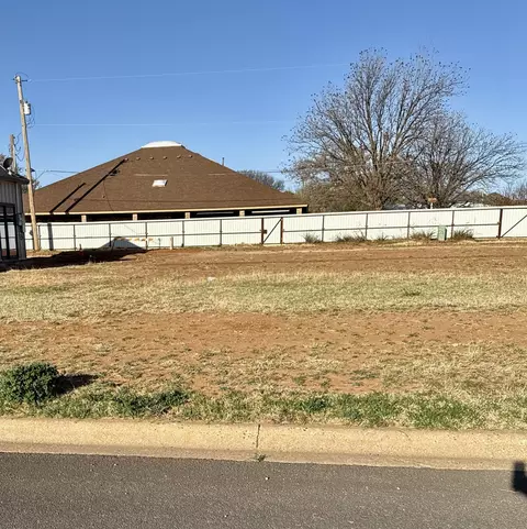 1302 Peoria St, Slaton, TX 79364
