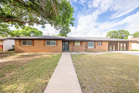 1304 8th St, Shallowater, TX 79363