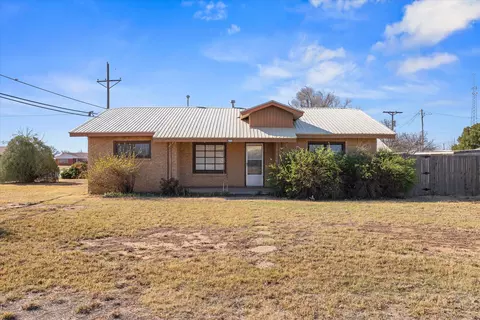 1108 8th St, Shallowater, TX 79363