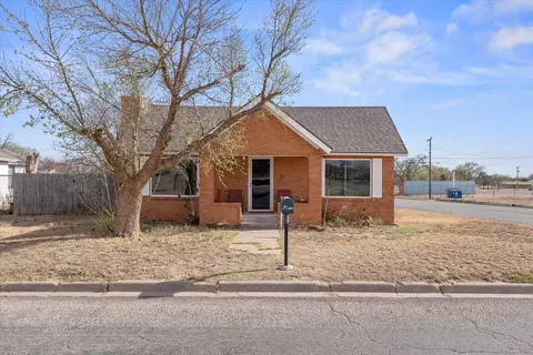 712 10th St, Levelland, TX 79336