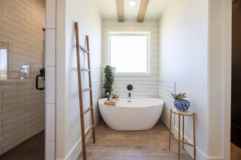 Bath - 1211 Private Road 1260, Lubbock, TX 79416 photo 3 of 8