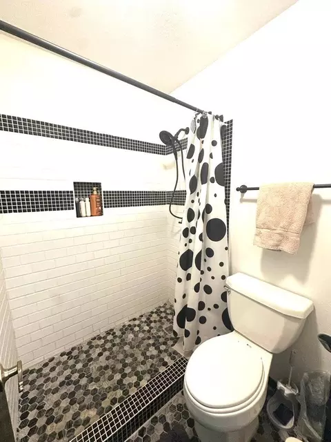 Bath - 1313 Jefferson St, Plainview, TX 79072 photo 2 of 3