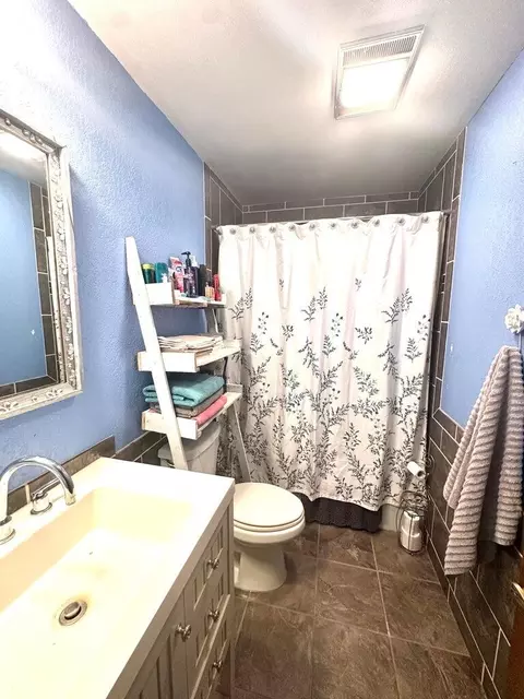 Bath - 1313 Jefferson St, Plainview, TX 79072 photo 3 of 3