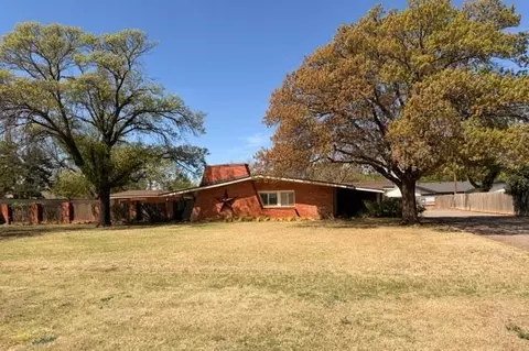 1015 Walnut St, Idalou, TX 79329