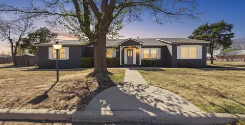 712 11th St, Shallowater, TX 79363