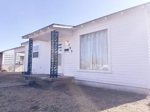 202 E Roselawn St, Plainview, TX 79072