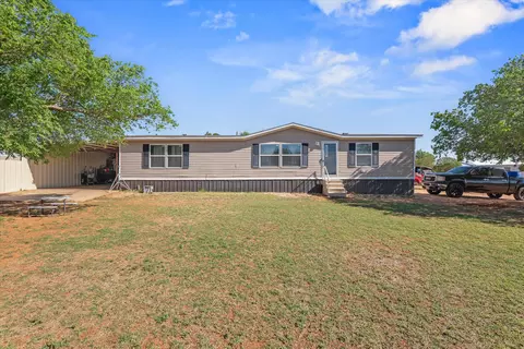 207 E 2nd St, Sundown, TX 79372