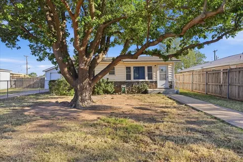 705 11th St, Shallowater, TX 79363