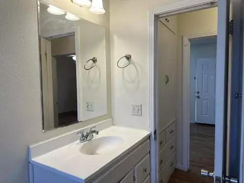 Bath - 2011 38th St, Lubbock, TX 79412 photo 2 of 3