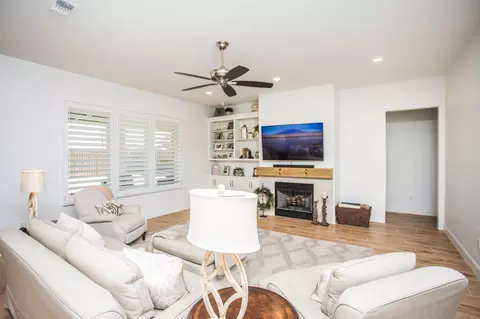 Living - 209 S Holliday St, Plainview, TX 79072 photo 1 of 3