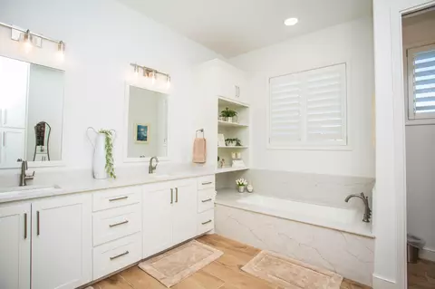 Bath - 209 S Holliday St, Plainview, TX 79072 photo 4 of 5