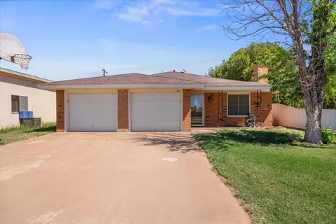 206 W 7th St, Sundown, TX 79372