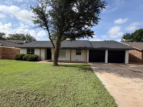 220 Sandalwood Ln, Levelland, TX 79336