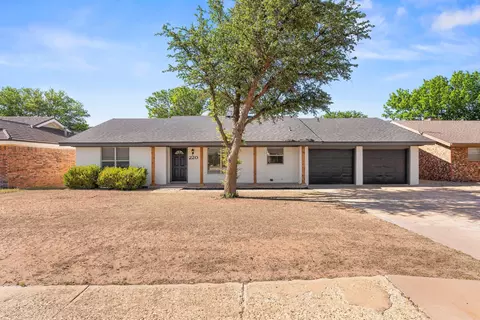 220 Sandalwood Ln, Levelland, TX 79336