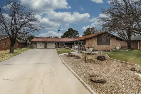 210 Comanche Trl, Tulia, TX 79088