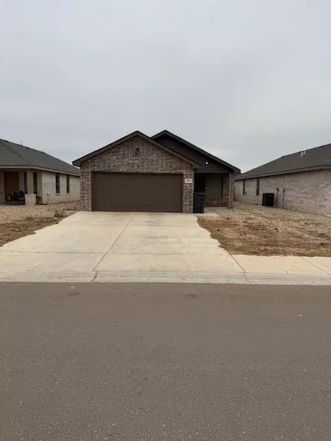 324 E 76th St, Lubbock, TX 79404