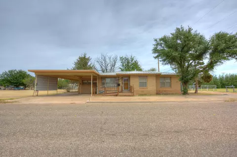 905 10th St, Ralls, TX 79357