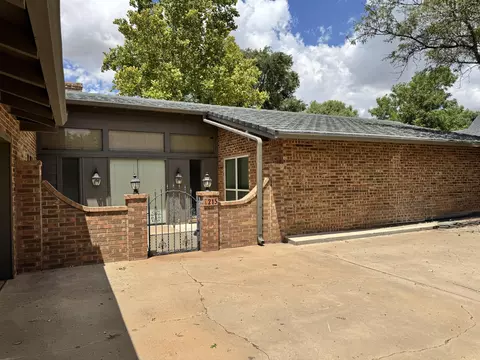 Exterior - 215 Lometa Dr, Plainview, TX 79072 photo 4 of 7