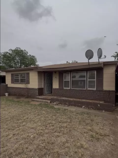 706 12th St, Shallowater, TX 79363
