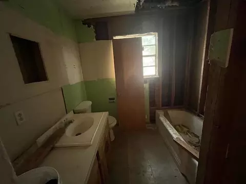 Bath - 1503 Garland St, Plainview, TX 79072 photo 1 of 1