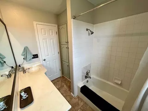 Bath - 1417 Kings, Plainview, TX 79072 photo 4 of 4