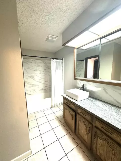 Bath - 1305 Itasca St, Plainview, TX 79072 photo 4 of 5