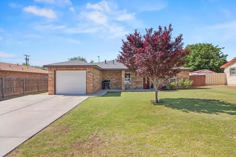 104 2nd St, Plains, TX 79355